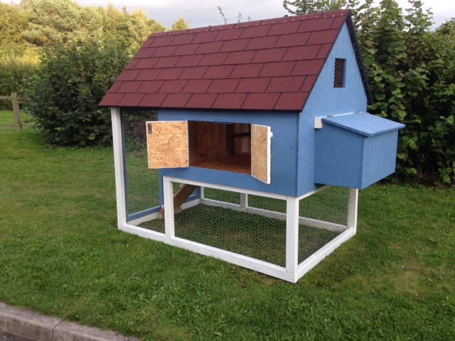 Chicken coop used to save space