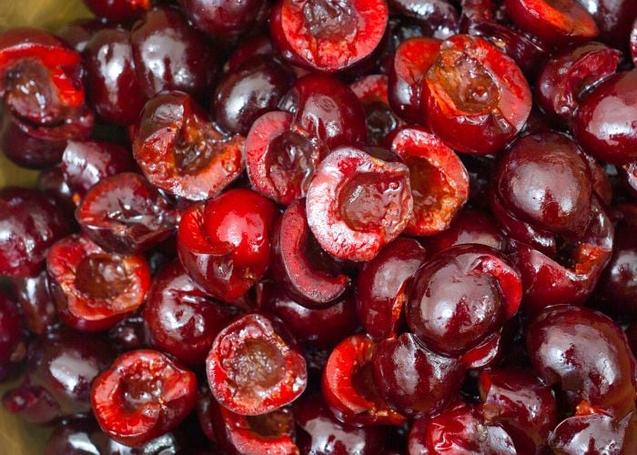 can chickens eat cherry pits